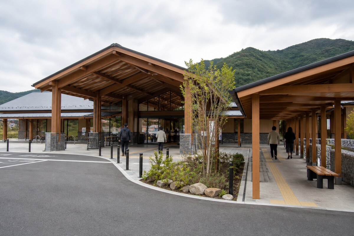 木造の道の駅入口と屋根付き通路
